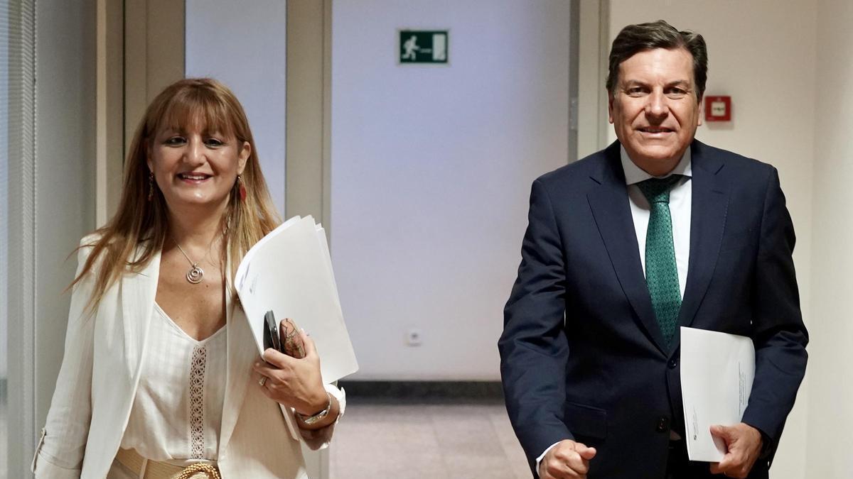 El consejero de Economía y Hacienda y portavoz, Carlos Fernández Carriedo, junto a la directora general de Presupuestos, Maribel Campos, presenta la Contabilidad Regional de la Comunidad correspondiente al segundo trimestre de 2026