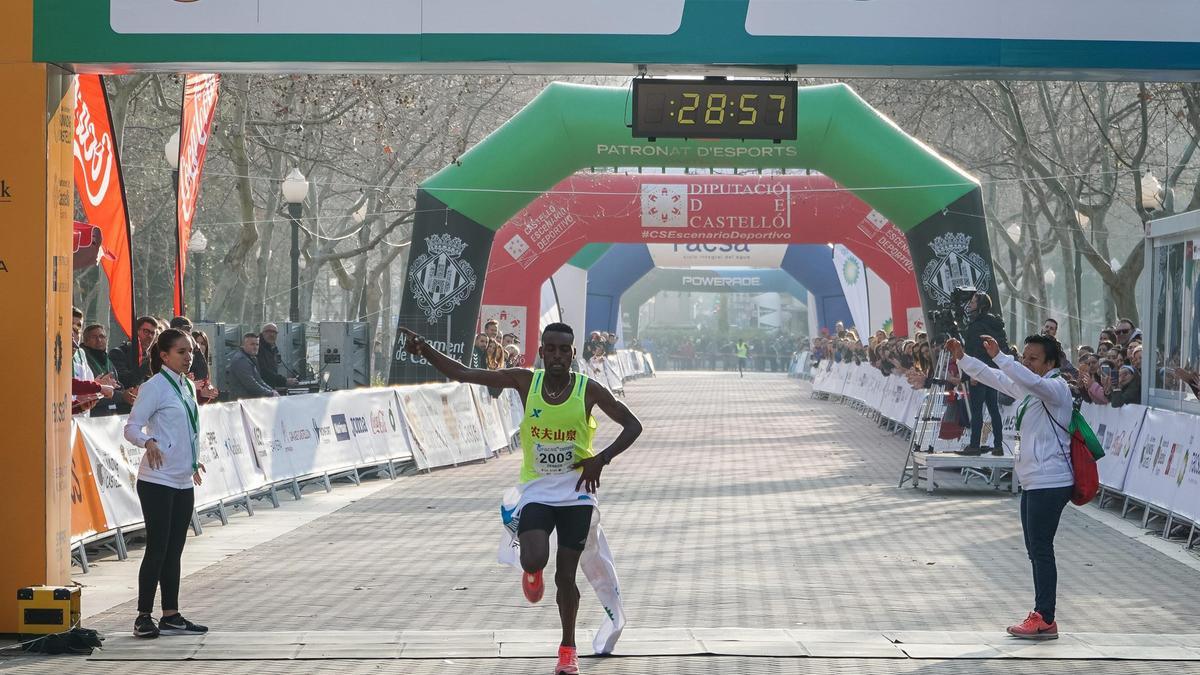 El etíope Debede Teka detuvo el crono en 28:57 en la última edición del 2020.