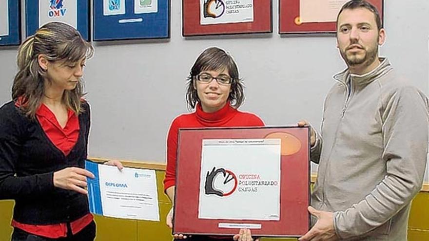 Entrega del premio ayer a Iria Otero en la Oficina del Voluntariado de Cangas.