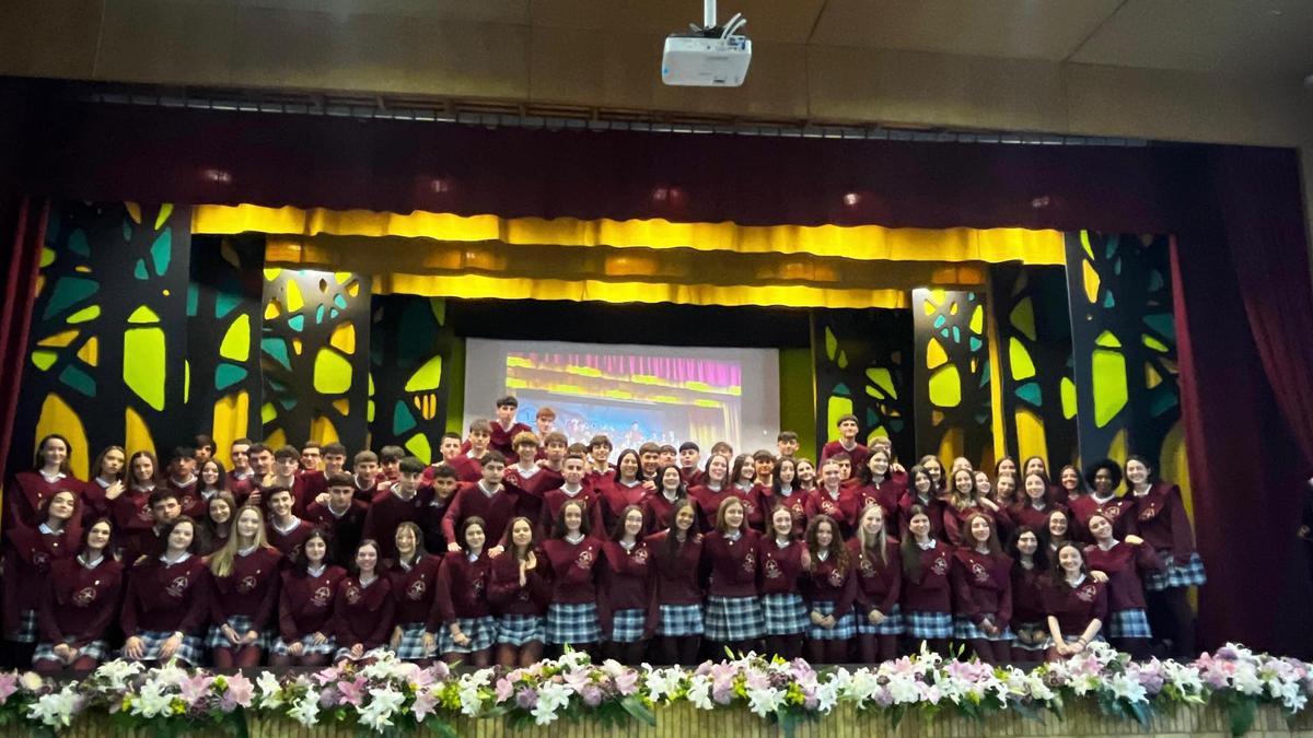 Foto de los alumnos graduados del Colegio Dulce Nombre De Jesús