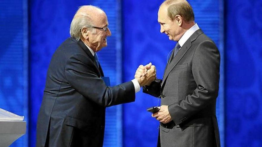 Joseph Blatter i Vladimir Putin encaixen de mans en el sorteig d&#039;ahir