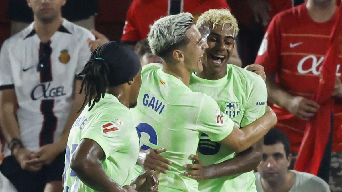 Gavi i Kounde van a celebrar amb Lamine Yamal el 0-3 contra el Mallorca. | CATI CLADERA / EFE