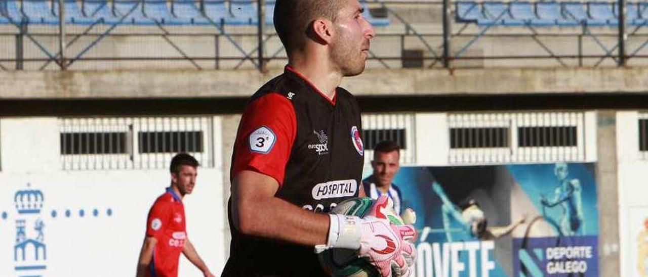 Ángel Díez, con el balón bien resguardado durante el partido contra la Ponferradina. // Iñaki Osorio