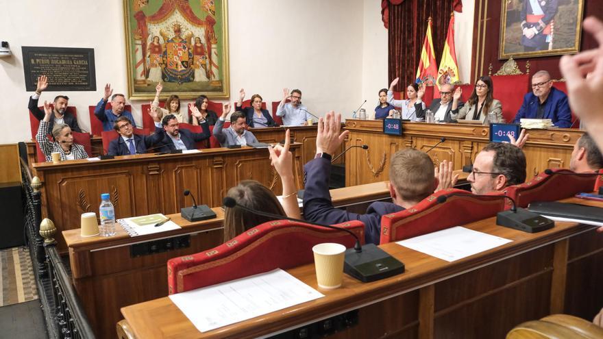 Pleno en Elche: un ring de boxeo en el Ayuntamiento