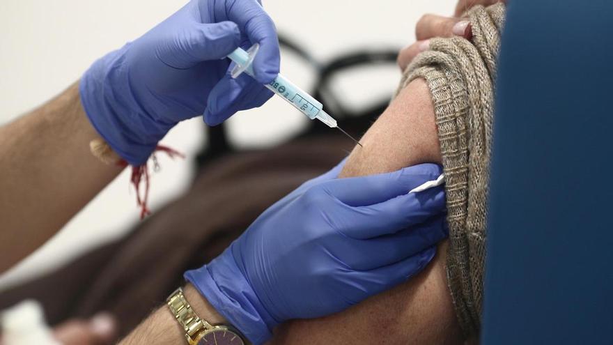 El riesgo de muerte por covid se duplica en personas no vacunadas