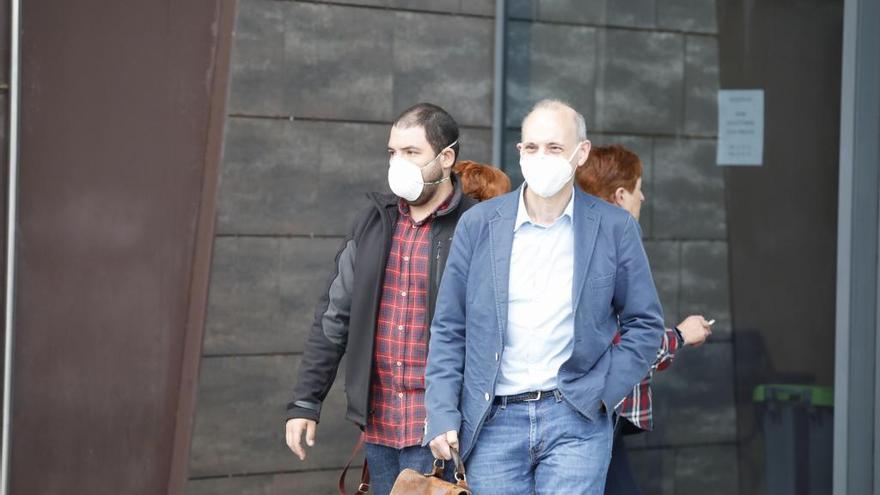 Daniel B. S., junto a su abogado Ricardo González, a la salida del Palacio de Justicia tras ser exonerado del crimen.