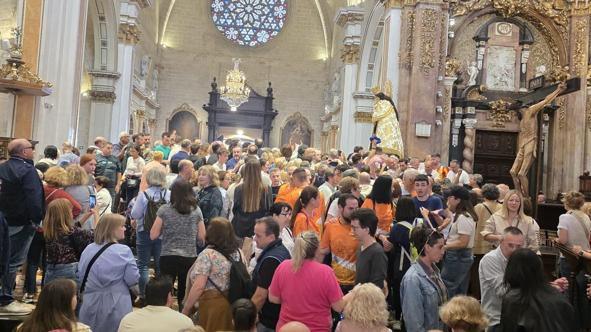 Cientos de personas evacuadas de la Catedral por aglomeración