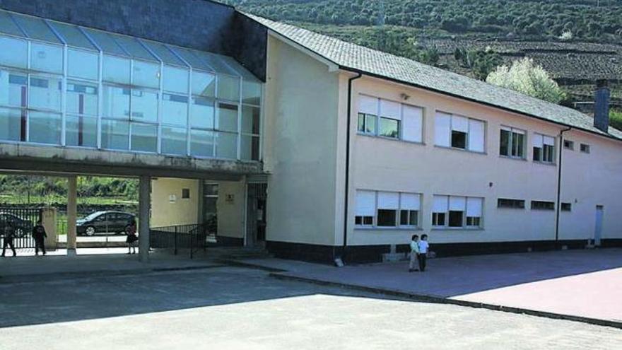 Fachada del CPI Tomás Terrón Mendaña de Sobradelo, en Ourense. / l. o.