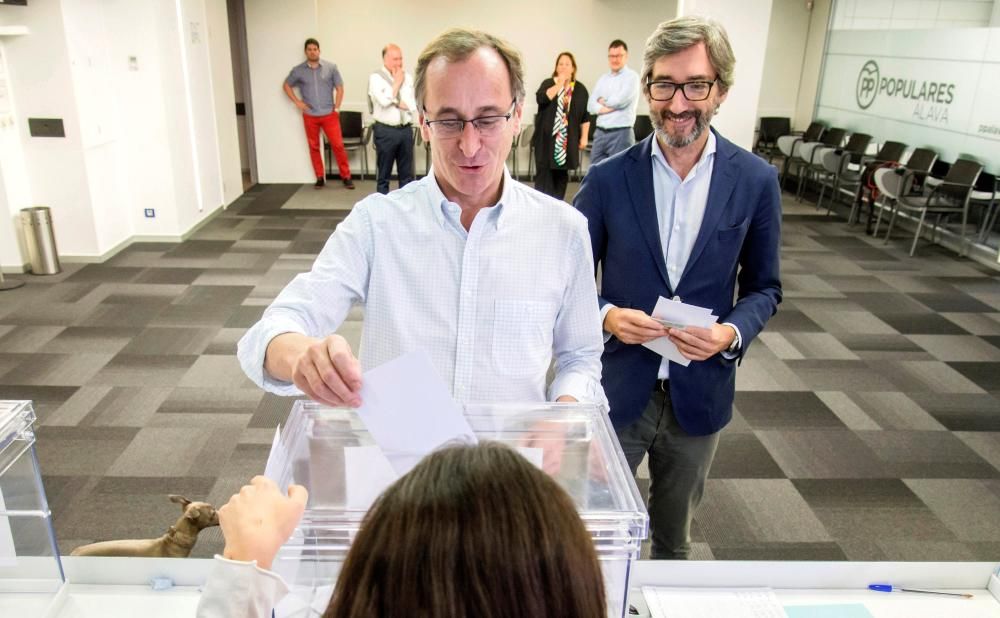 Los candidatos y los rostros del partido votan en las primarias.