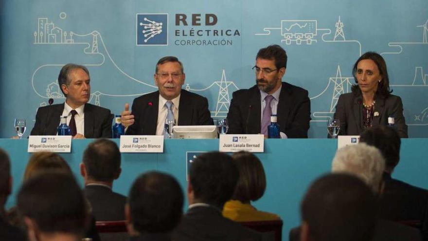 De izquierda a derecha, Miguel Duvison, José Folgado, Juan Lasala y Eva Pagán, ayer en Madrid.