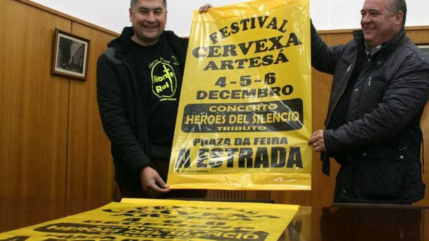 El presidente de la asociación de cerveceros artesanos y el edil Nemesio Rey, ayer. // Bernabé/Víctor Espiño