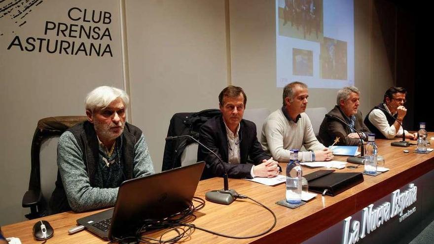 De izquierda a derecha, Fernando Comas, José González, Juan Rico, Luis Jiménez y Juan Osoro. A la derecha, asistentes al acto en el Club Prensa Asturiana.