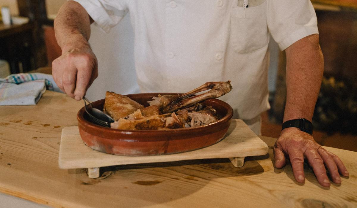 Un lechazo al horno en el restaurante El soportal de Pedraza, uno de los mejores asadores de Segovia.