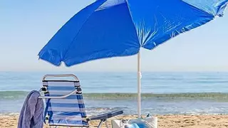 Adiós a la sombrilla: el nuevo invento que da sombra a cuatro personas llega a las playas españolas