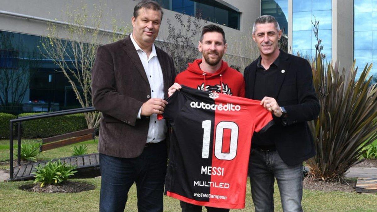 Cristian D'Amico (vicepresidente segundo) y Juan José Concina (secretario) entregaron la elástica de Newell's a Messi