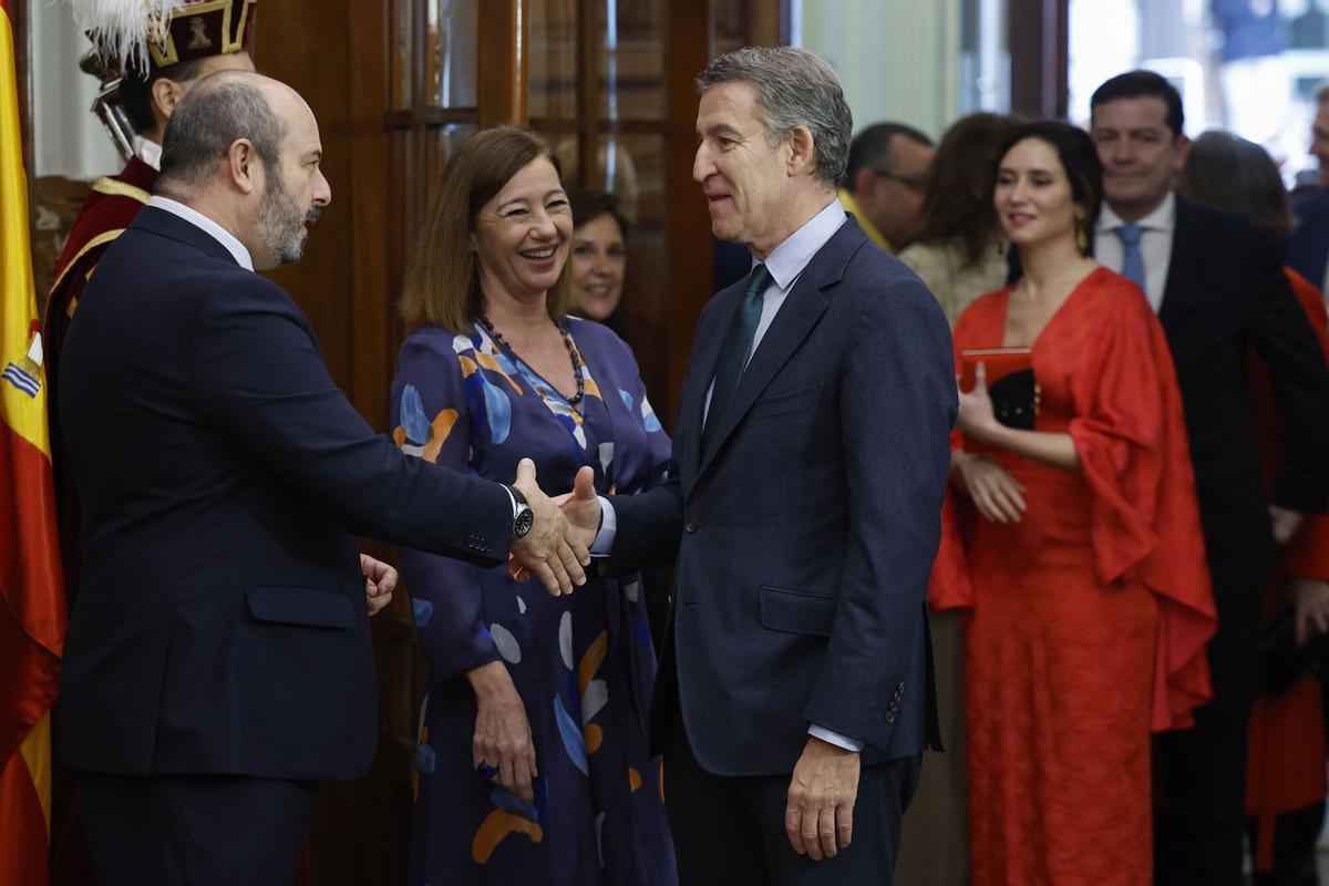 Pedro Rollán y Francina Armengol saludan a Alberto Núñez-Feijóo.