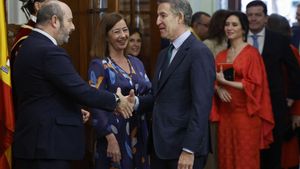 MADRID, 06/12/2024.- El presidente del Senado Pedro Rollán (i) y la presidenta del Congreso, Francina Armengol (c), saludan al líder del Partido Popular, Alberto Núñez-Feijóo (d), a su llegada al Congreso de los Diputados con motivo de la celebración del Día de la Constitución, este viernes en Madrid. EFE/ Chema Moya