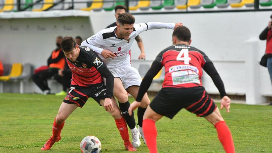 Lance del partido entre el Pozoblanco y el Salerm Puente Genil en la primera fase de Tercera División.