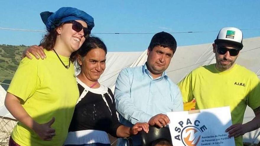 Aspace A Coruña dona una silla de ruedas al refugiado con parálisis cerebral