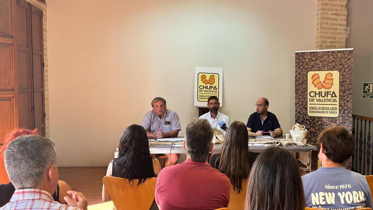 Dirigentes de la DO Chufa de Valencia, en la sede del consejo regulador de Alboraia.