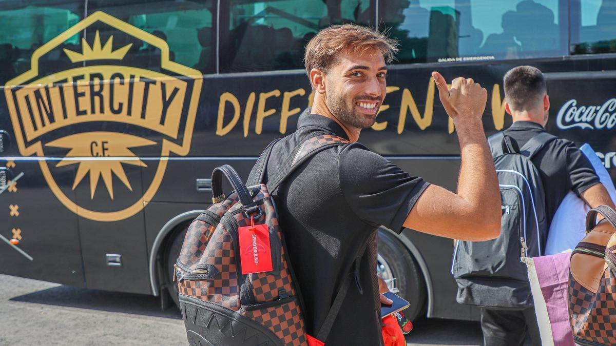 Miguel Marí da el visto bueno al nuevo autobús en el que viajará el Intercity esta temporada.