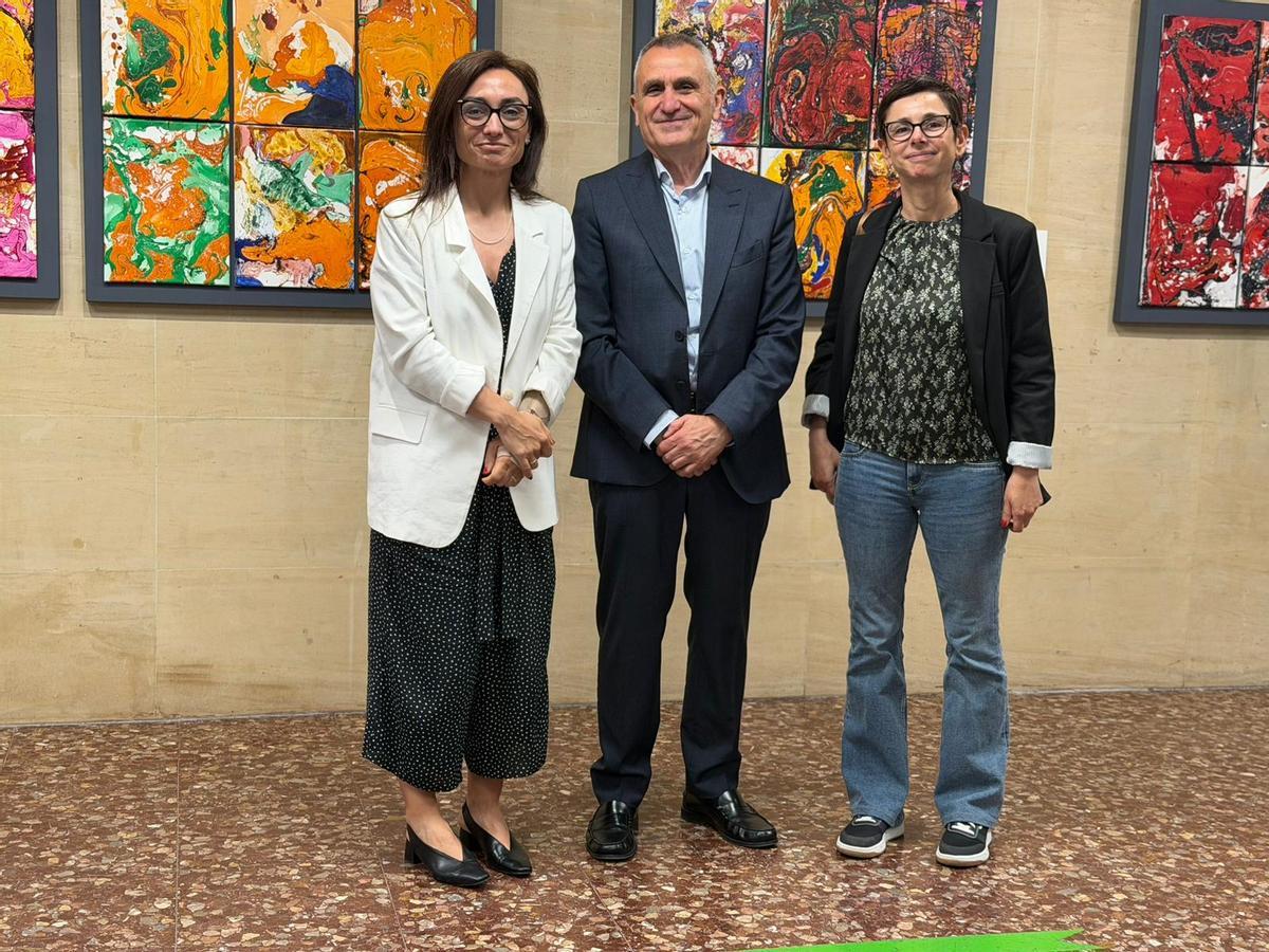 La jefa de Psiquiatría en Ourense, María Tajes; el director del centro penitenciario de Pereiro, Francisco González; y la responsable de la escuela de la prisión, Ana de la Torre.