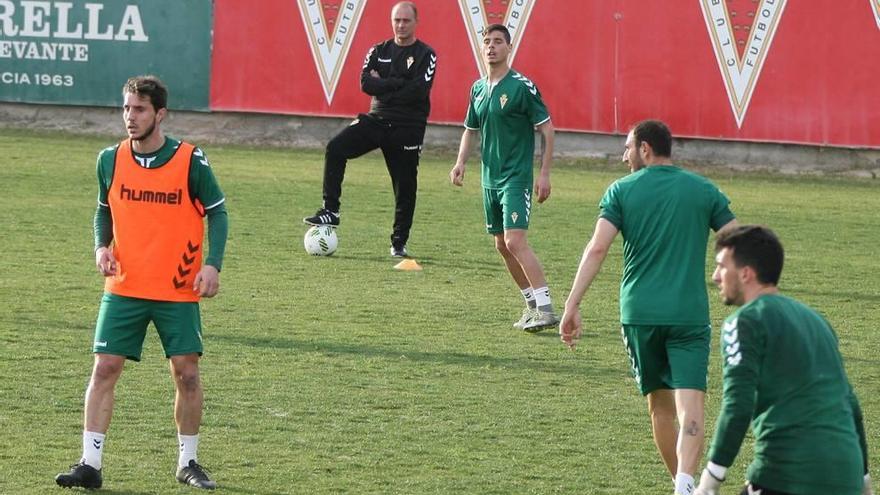 Adrián Cruz, a la izquierda, en una sesión de trabajo mientras el técnico, Vicente Mir, observa al gallego, Alarcón, Juanjo y Simón.