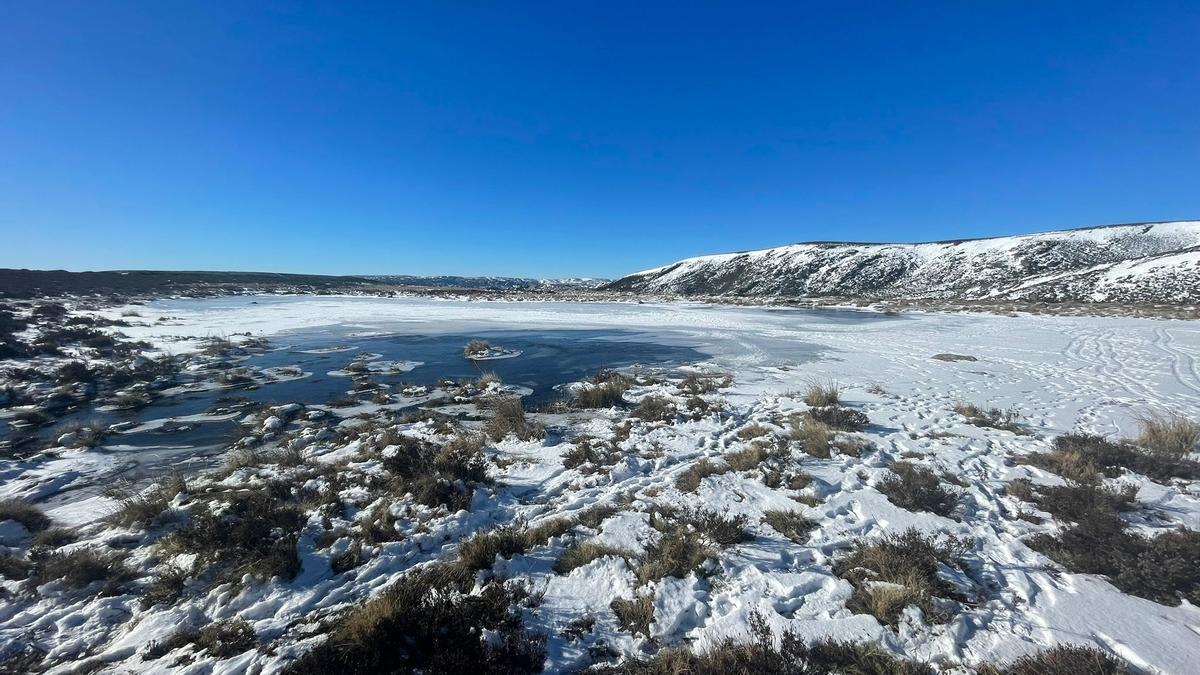 La Laguna de los Peces, en Sanabria, bajo el frío invernal.