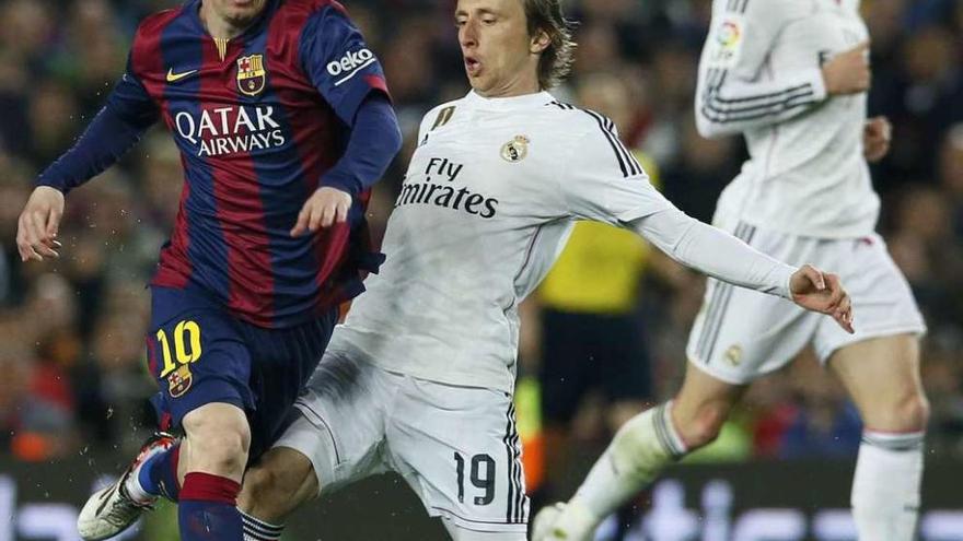 Messi supera a Modric en presencia de Bale.