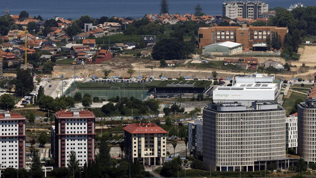 Vista de los terrenos en los que se están construyendo las nuevas viviendas de protección de la Xunta en Navia.
