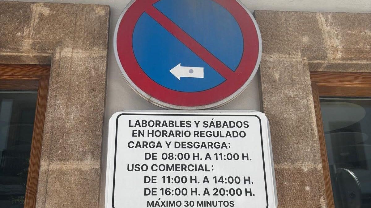 La nueva señalización que aclara cómo funciona el aparcamiento libre tras las horas de carga y descarga