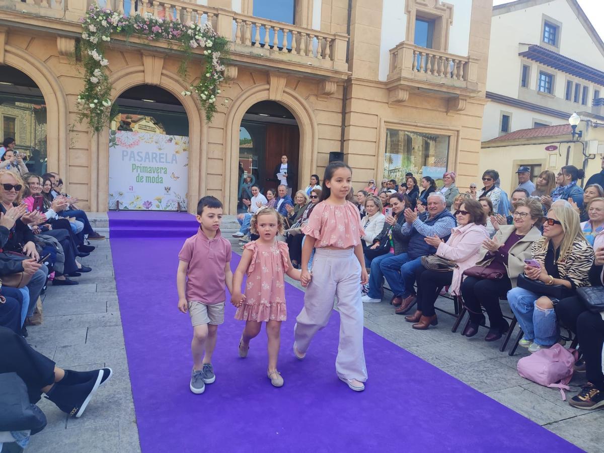 El desfile de moda de Villaviciosa, en imágenes El desfile de moda de Villaviciosa, en imágenes