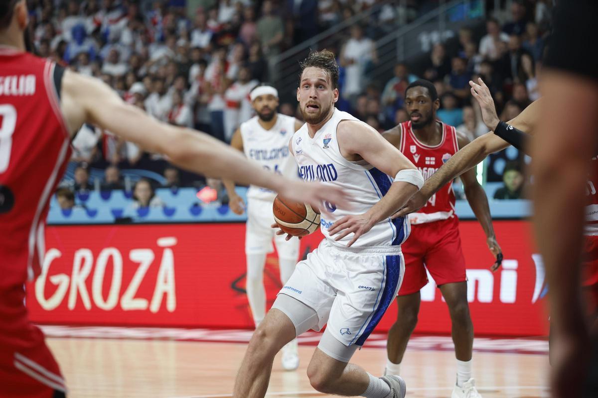 RIGA (Latvia) 10/09/2025.- Mikael Jantunen (C) of Finland in action during the FIBA EuroBasket 2025 quarter final basketball match between Finland vs Georgia, in Riga, Latvia, 10 September 2025. (Baloncesto, Finlandia, Letonia) EFE/EPA/TOMS KALNINS