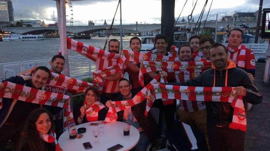 Integrantes de la peña Sporting Londoners, con el río Támesis detrás.