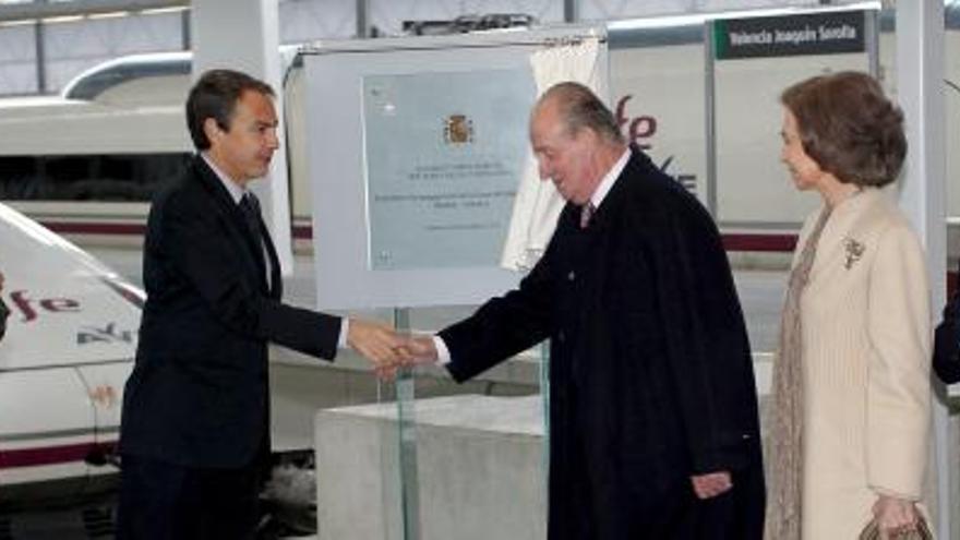 El rey Juan Carlos y el presidente del Gobierno, José Luis Rodríguez Zapatero se felicitan a su llegada a la estación valenciana de Joaquín Sorolla tras el viaje inaugural