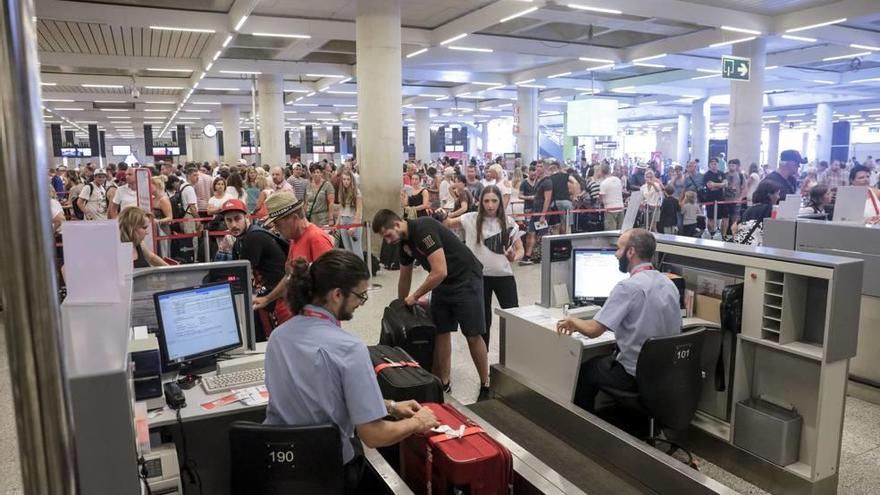 Pasajeros facturando en Son Sant Joan.