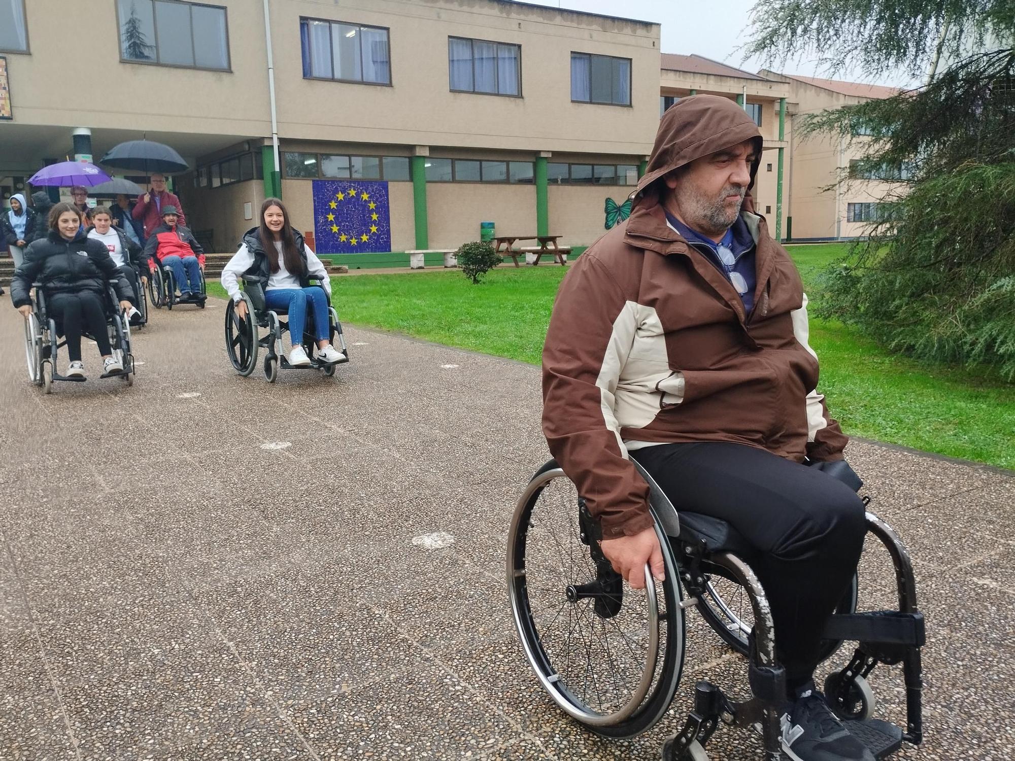 Así fue el paseo en silla de ruedas de los estudiantes del IES de Llanera