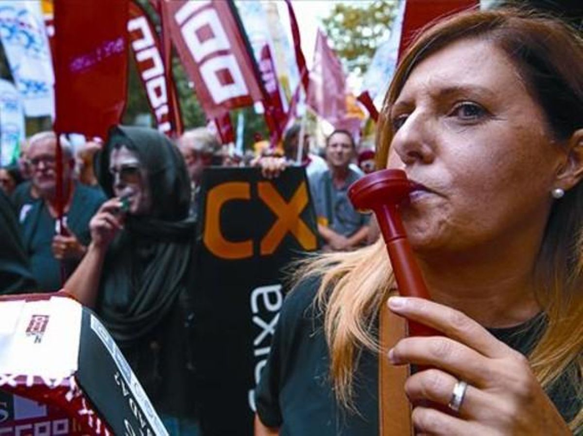 Treballadors de Catalunya Banc participen en una manifestació de protesta contra l’ERO.