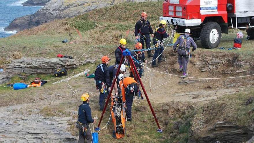 Servicio Municipal de Emergencias de Oleiros, en un ejercicio de formación en rescate en acantilado en 2010. la opinión