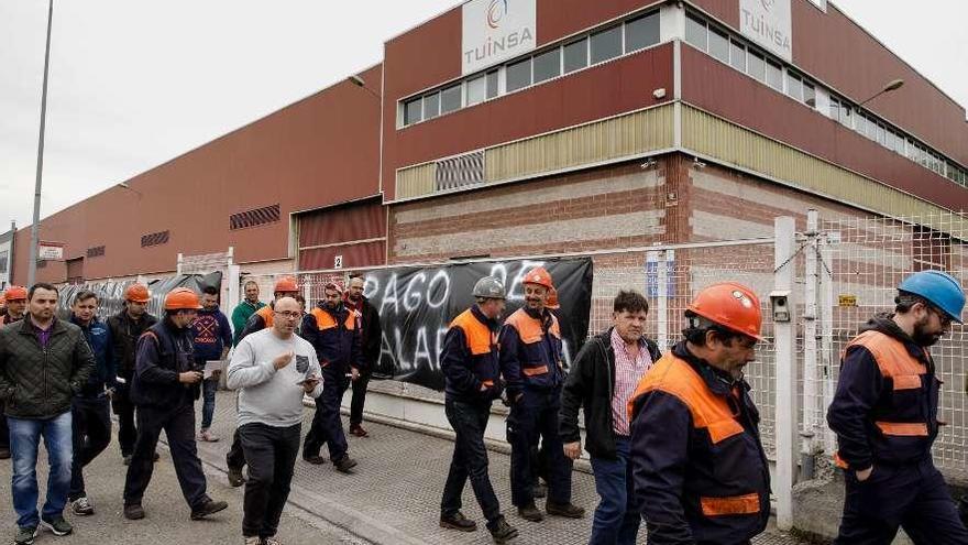 Trabajadores de Tuinsa Norte, saliendo de las instalaciones de la empresa en Somonte.