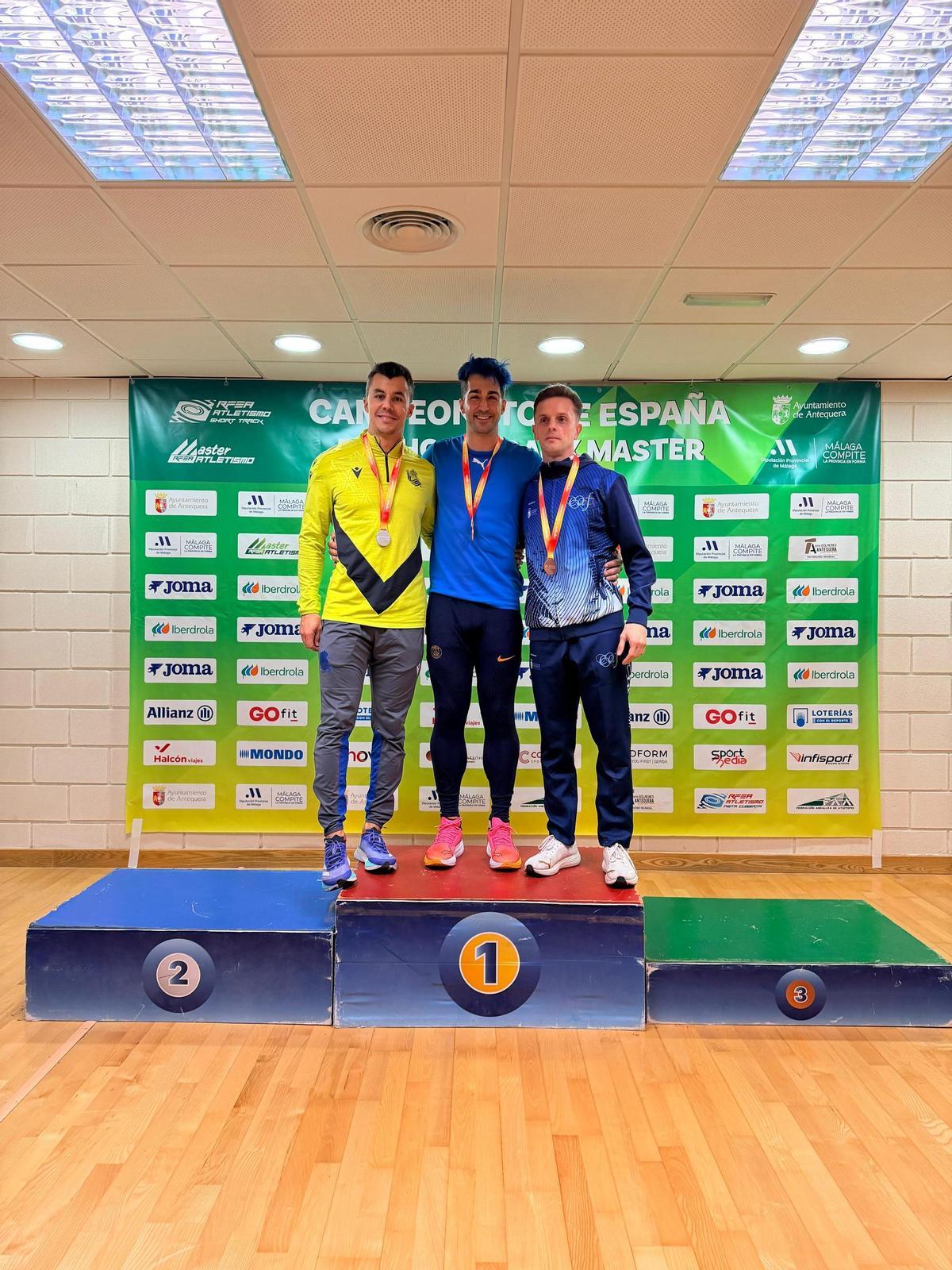 Javi Cancela, en el centro, posa con la medalla de oro en 60 metros.