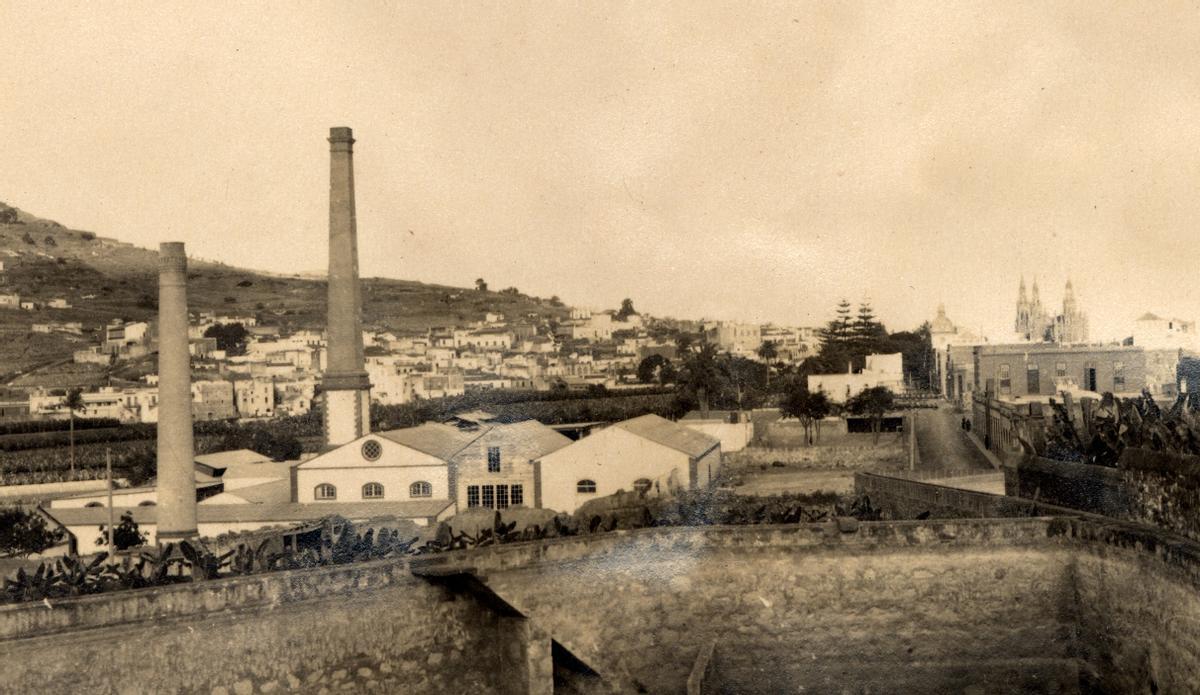 Fotografía antigua de la Fábrica de Ron Arehucas, entre 1920 y 1930.