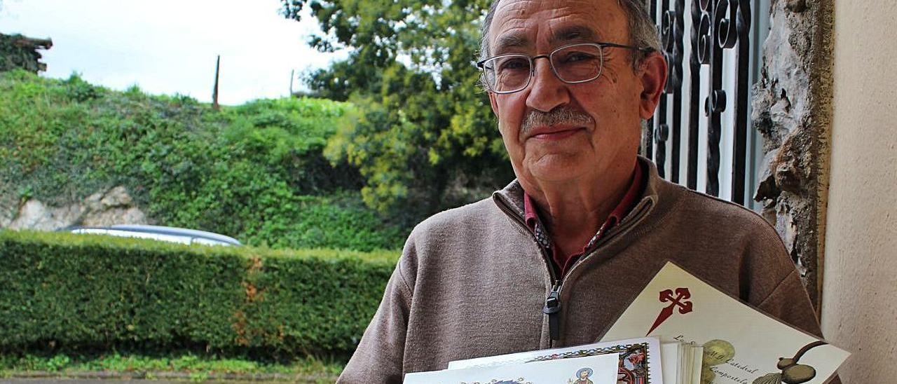 Ramón Bedia, en su casa de Porzún (Vegadeo), mostrando las “Compostelas” logradas estos años . | T. C.