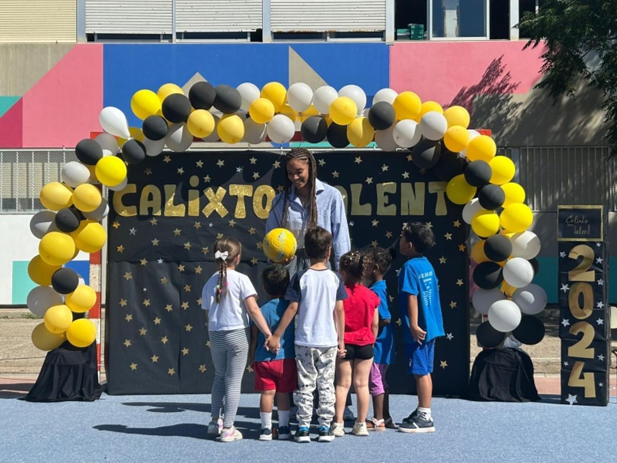 Salma Paralluelo, durante su visita al Calixto Ariño en verano de 2024