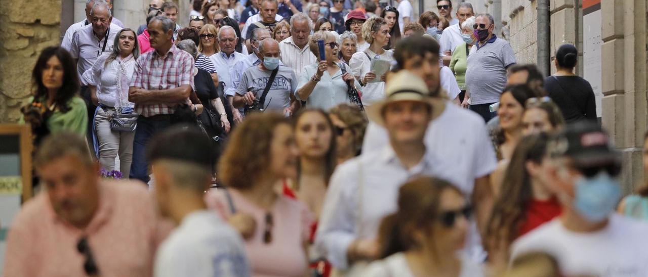 Una riuada de visitants baixant pel carrer de la Força ahir al migdia. | ANIOL RESCLOSA