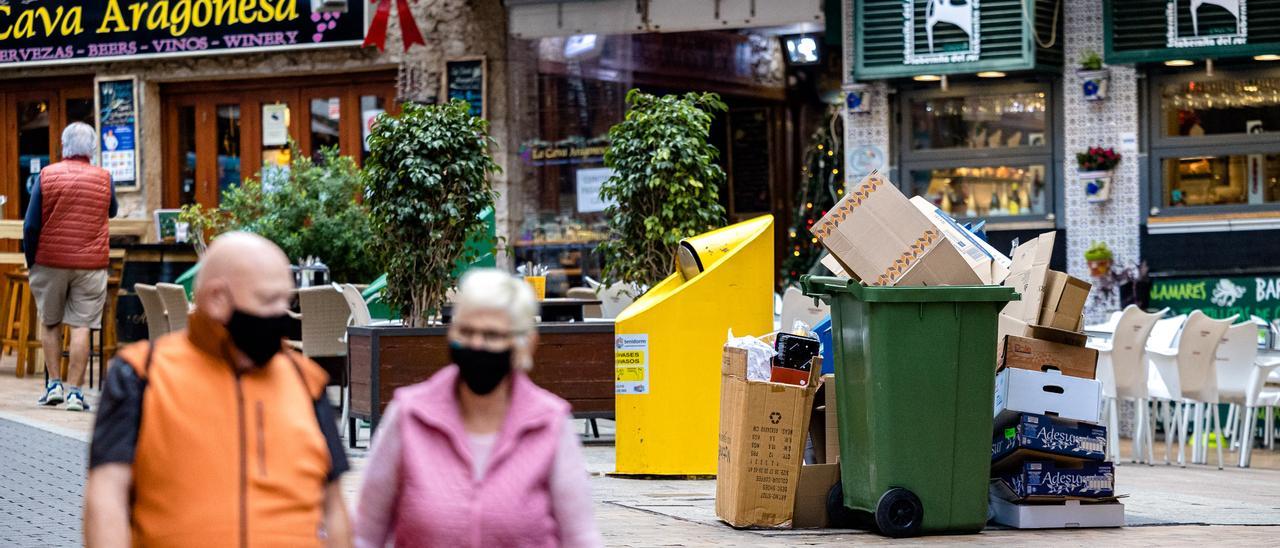 Contenedores de basura en una calle de Benidorm en una imagen de archivo.