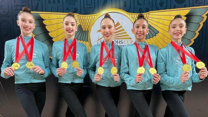 Noa, con los dos oros conseguidos en Egitpo, junto a sus compañeras de la Selección Española de Gimnasia Rítmica.