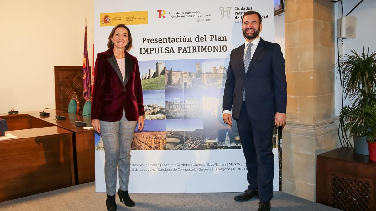 La ministra Reyes Maroto con el alcalde de Cáceres Luis Salaya.