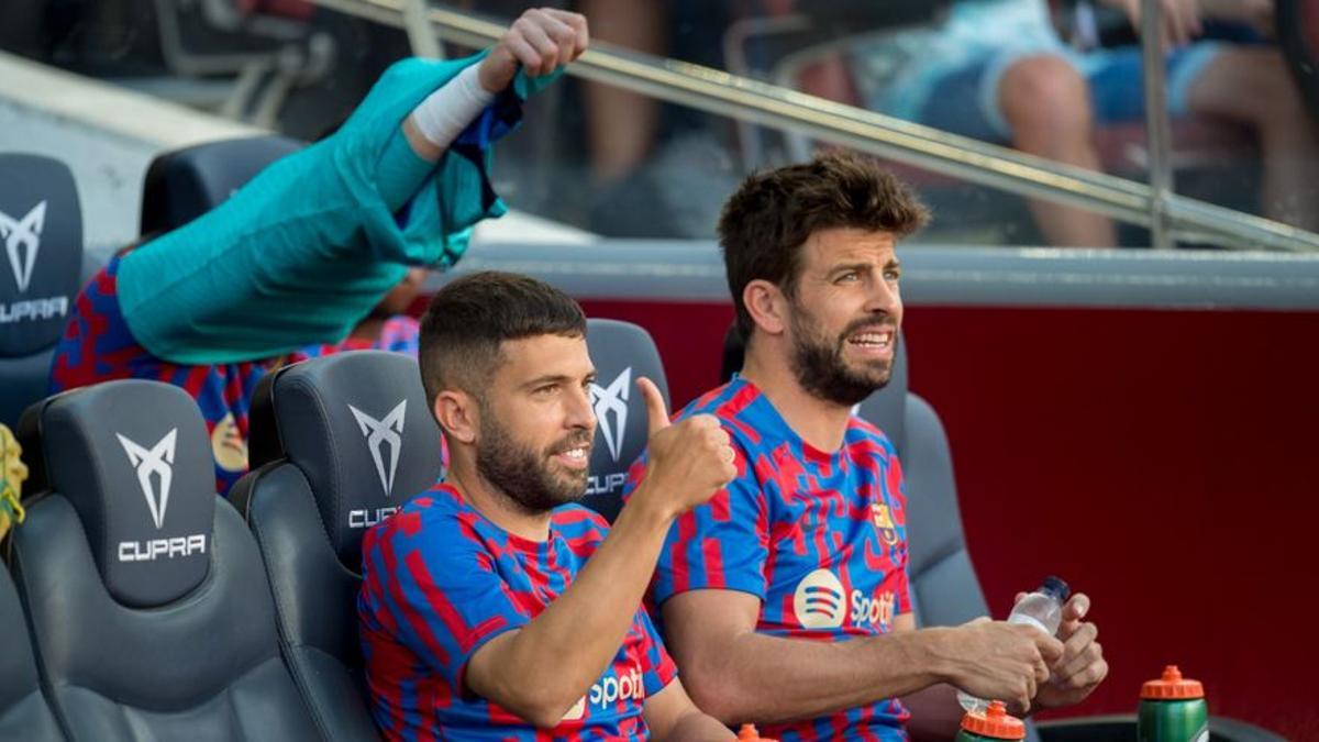 Piqué y Alba, en el banquillo antes de empezar el Barça-Valladolid.