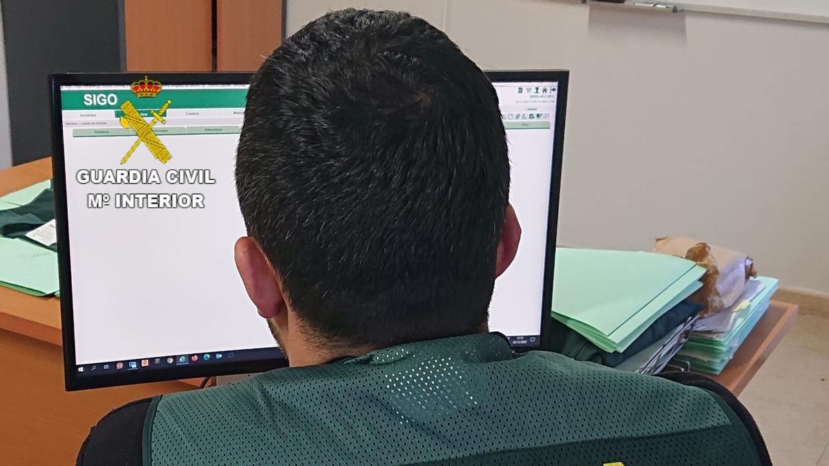 Un agente de la Guardia Civil mira la pantalla de un ordenador.